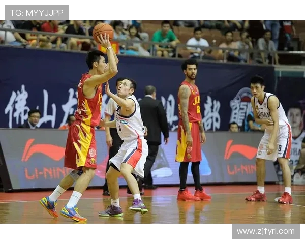 CBA赛场激战广东队对决深圳队决胜时刻谁能笑到最后